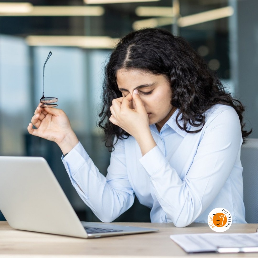 Donna con affaticamento visivo al computer, sintomo dell'insufficienza di convergenza