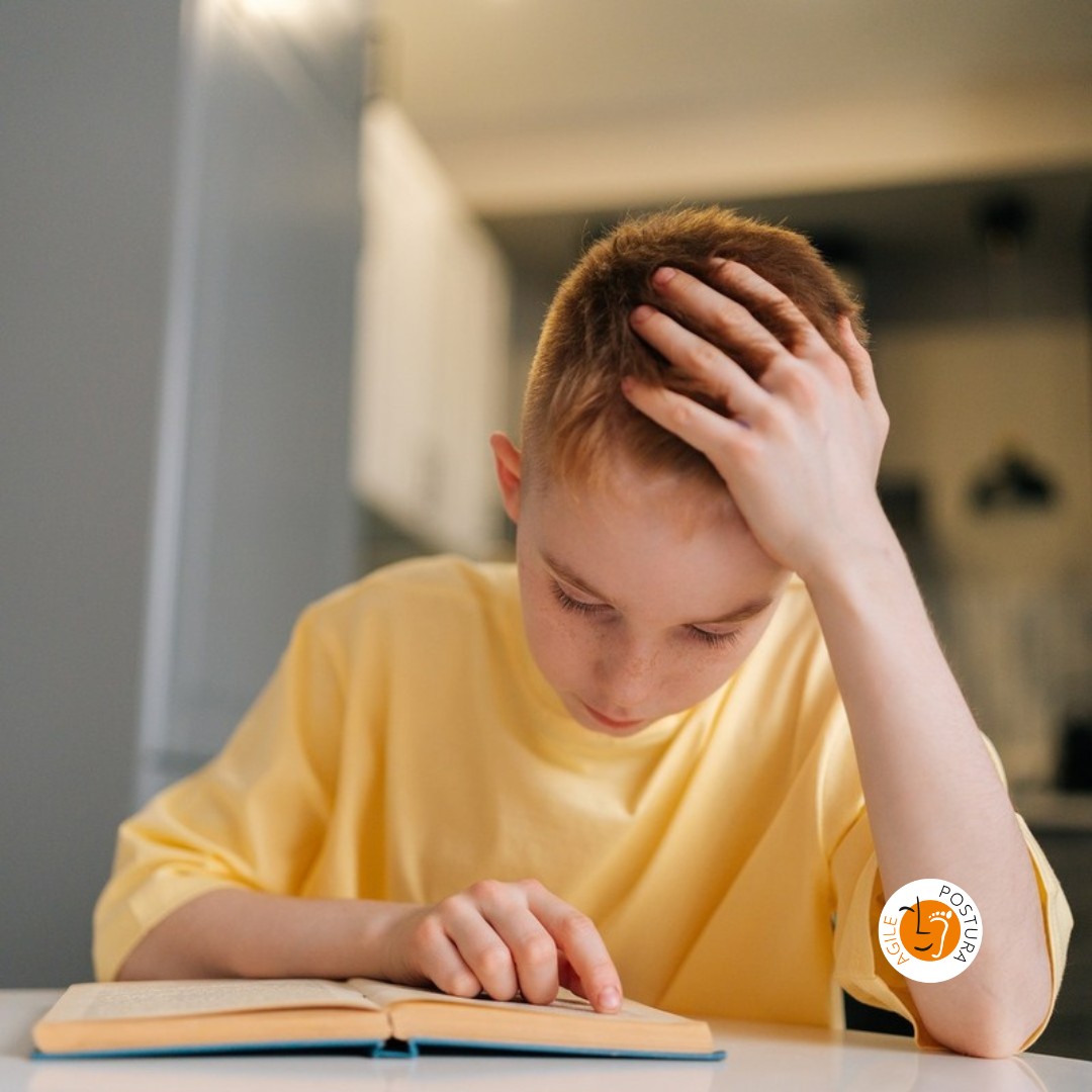 Bambino stanco che segue le righe col dito leggendo, tipico dell'insufficienza di convergenza nei bambini