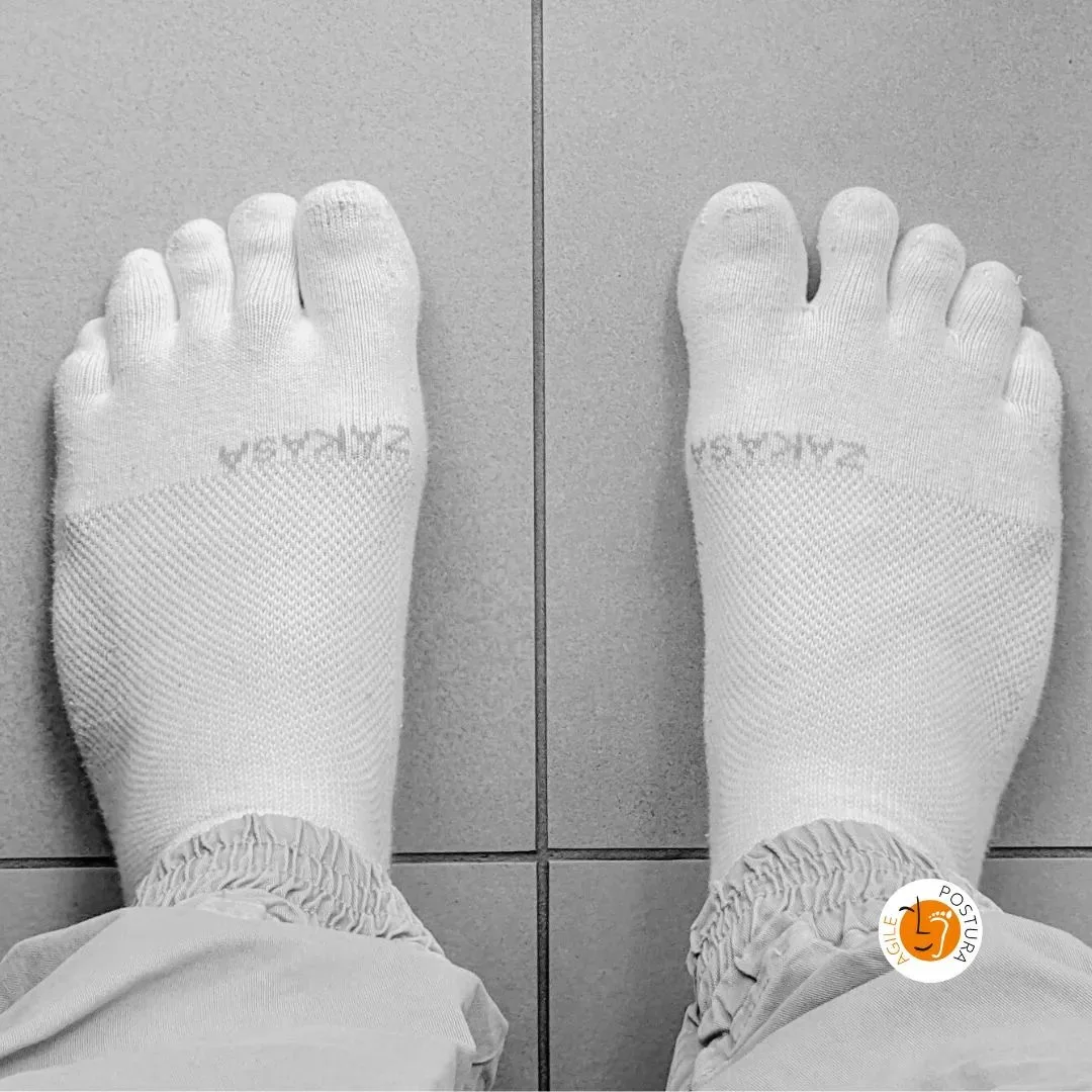 Piedi con calzini a cinque dita: le dita distese hanno bisogno di spazio nella scarpa
