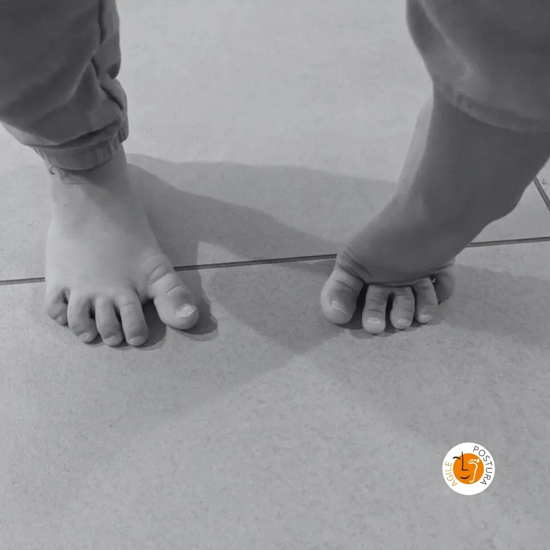 Piedi nudi di una bambina, uno appoggiato sulle dita: i piedi vanno allenati